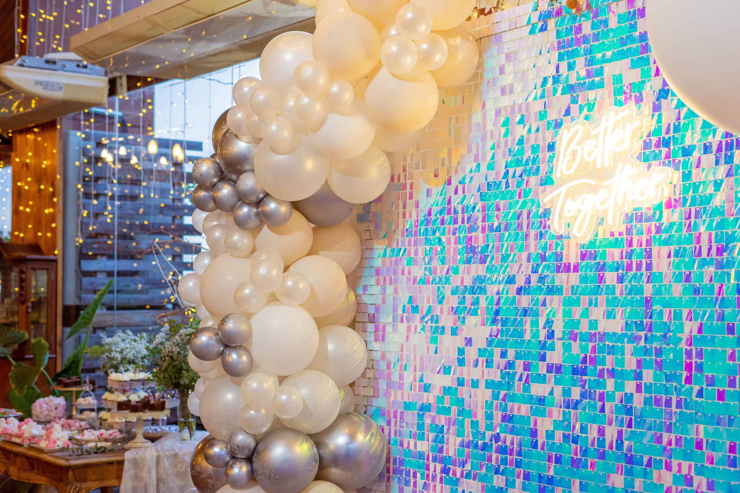 decoración boda madrid con shimmer wall blanca y decoración con globos para boda elegante