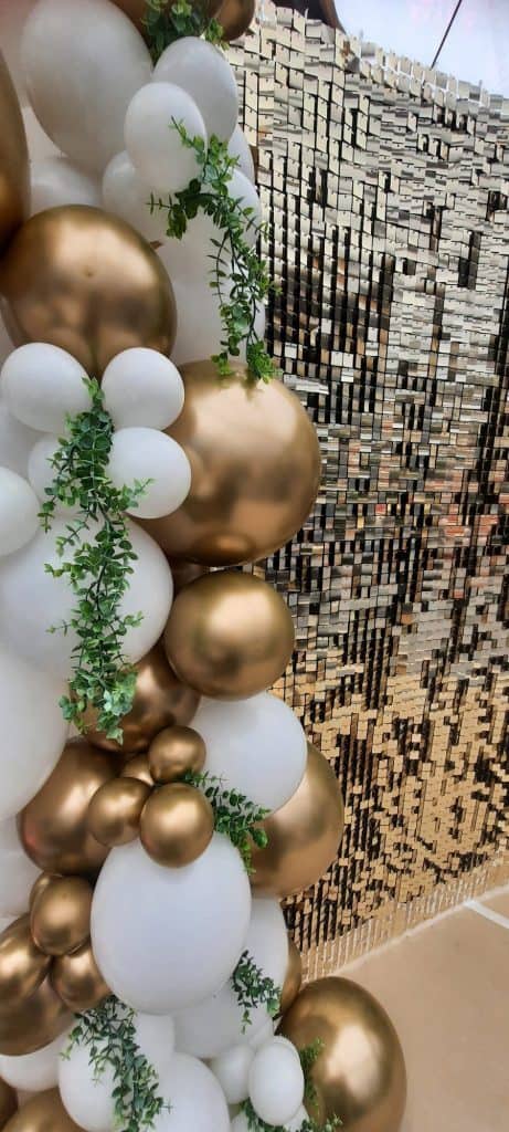 paneles de lentejuelas o shimmerwall dorado con globos dorados y blanco para decoración elegante