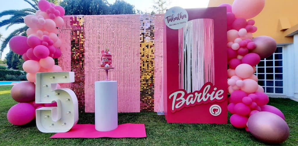 fiesta de barbie decoración con shimmer wall