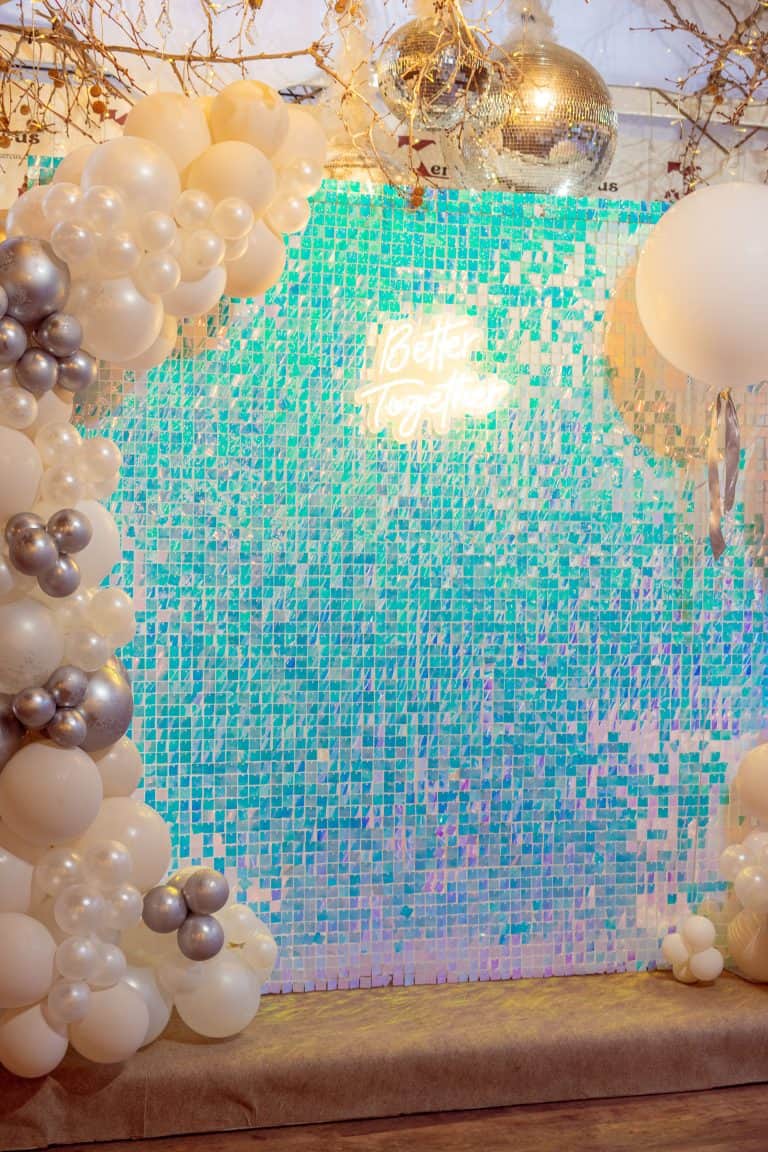 decoración bodas madrid con shimmer walls y globos blancos y dorados