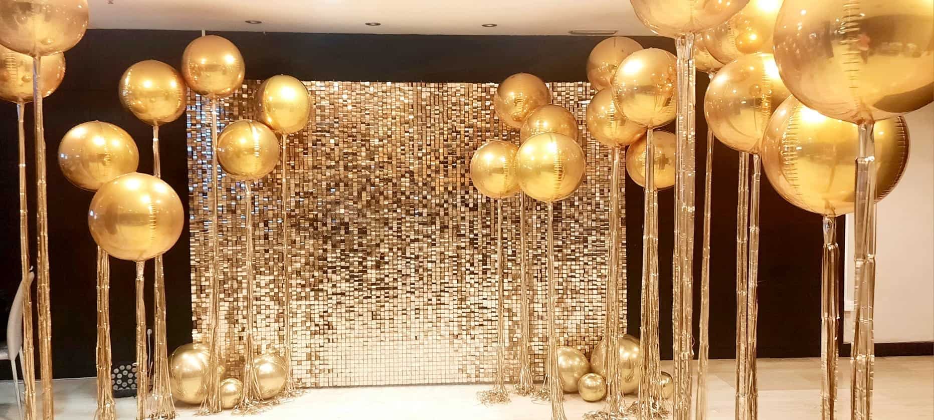 paneles de lentejuelas dorado con globos dorados para fiestas y eventos