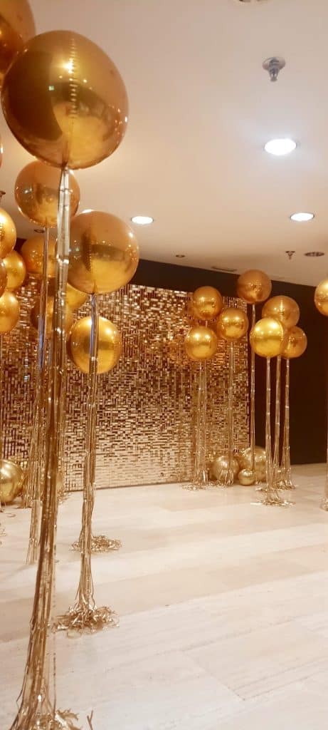 paneles de lentejuelas dorados decoración con globos dorados y shimmer dorado