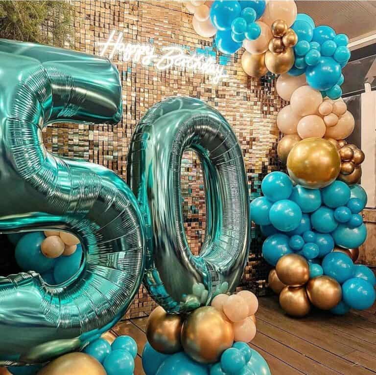 decoración 50 cumpleaños tábatha decora tu fiesta con shimmer wall dorado y arco de globos dorados y turquesa con globos en forma de números 50 globos rellenos de helio