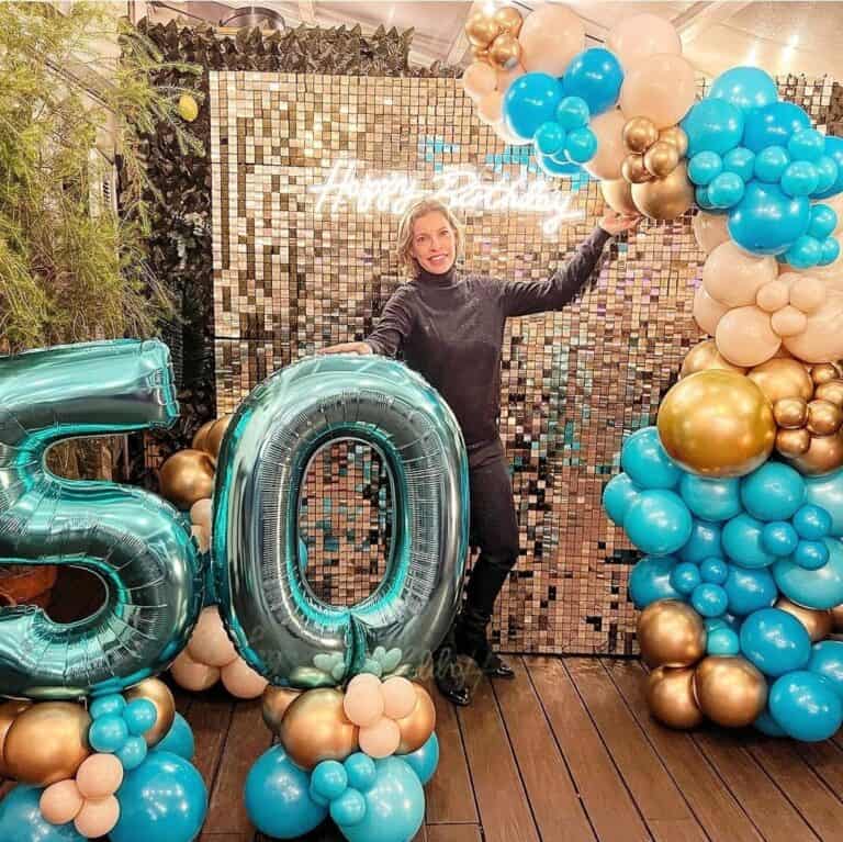 Eva de Tábatha Decora Tu Fiesta nos muestra una decoración 50 cumpleaños con shimmerwalls y globos
